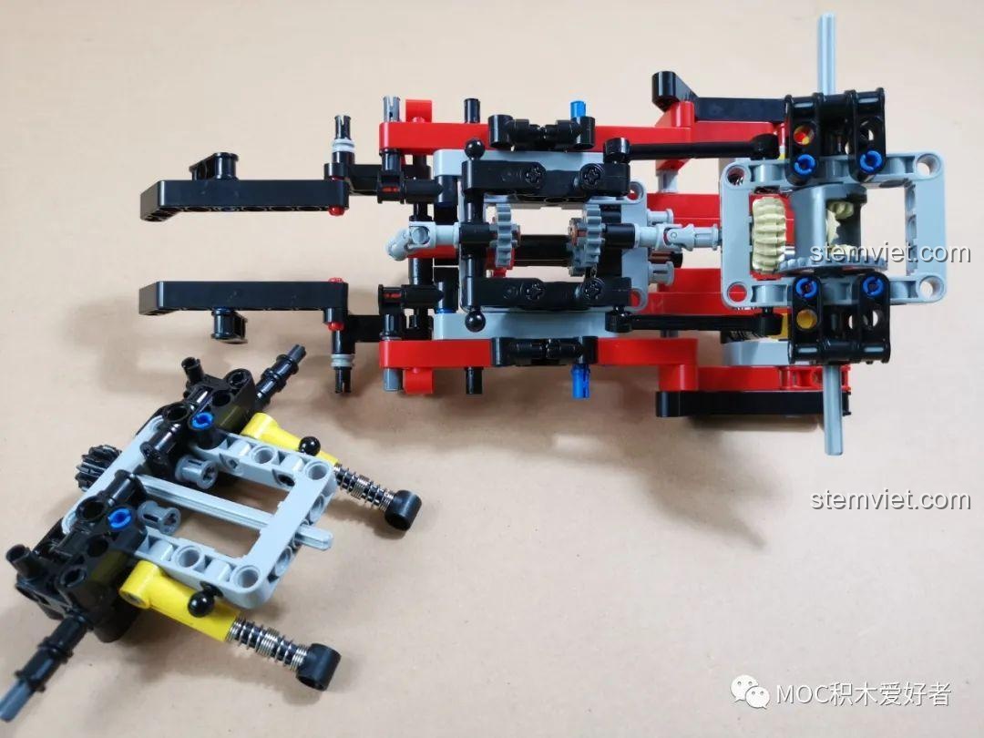 Review COGO 15800B Xe Jeep Địa Hình Bạo Lực Tổng Giám Đốc: Khung gầm xe đỏ với hệ thống giảm xóc và các chi tiết kỹ thuật.