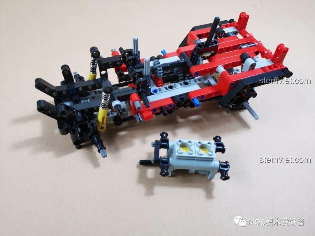 Review COGO 15800B Xe Jeep Địa Hình Bạo Lực Tổng Giám Đốc: Khung gầm xe đỏ với động cơ 2 xi-lanh có thể liên động.