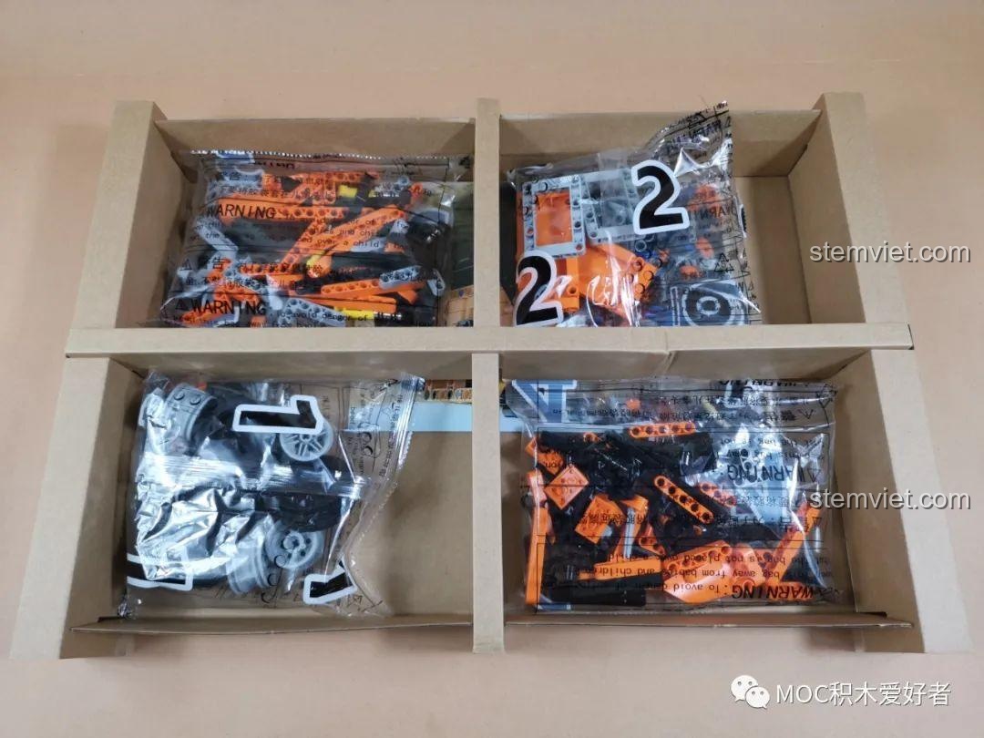 Review COGO 15800B Xe Jeep Địa Hình Bạo Lực Tổng Giám Đốc: Các túi chi tiết được phân loại gọn gàng trong hộp, sẵn sàng cho quá trình lắp ráp.