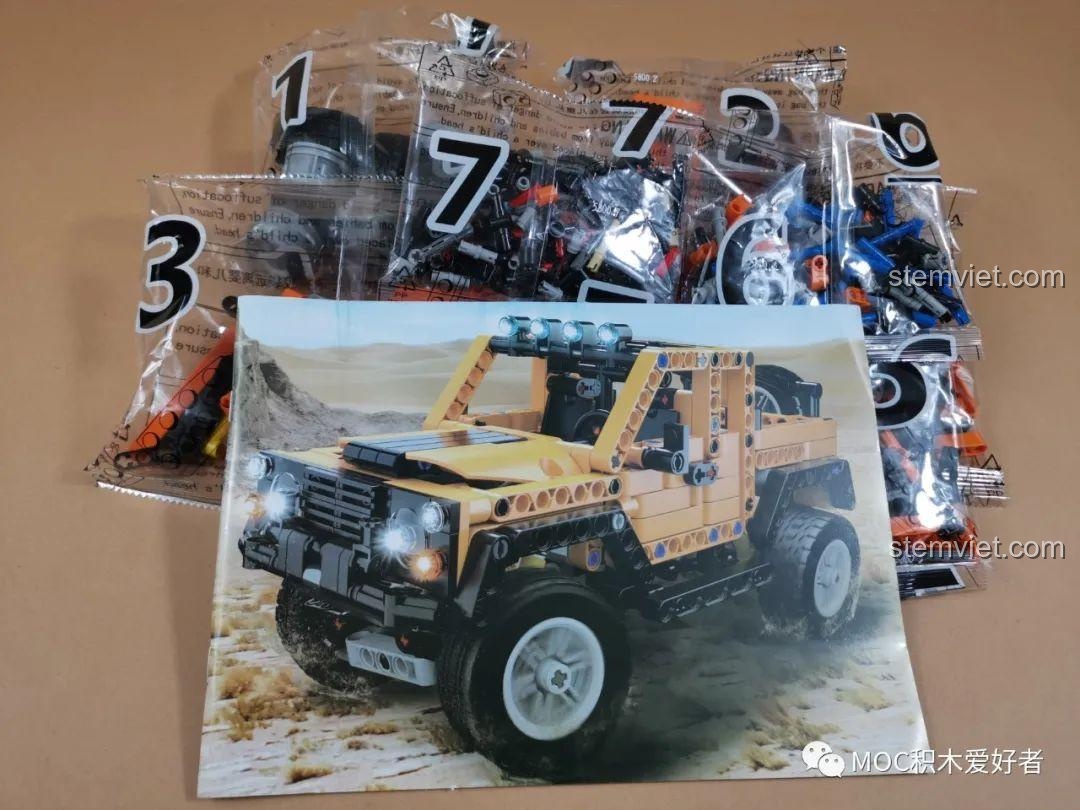 Review COGO 15800B Xe Jeep Địa Hình Bạo Lực Tổng Giám Đốc: Toàn bộ túi chi tiết và sách hướng dẫn lắp ráp của xe địa hình cam.