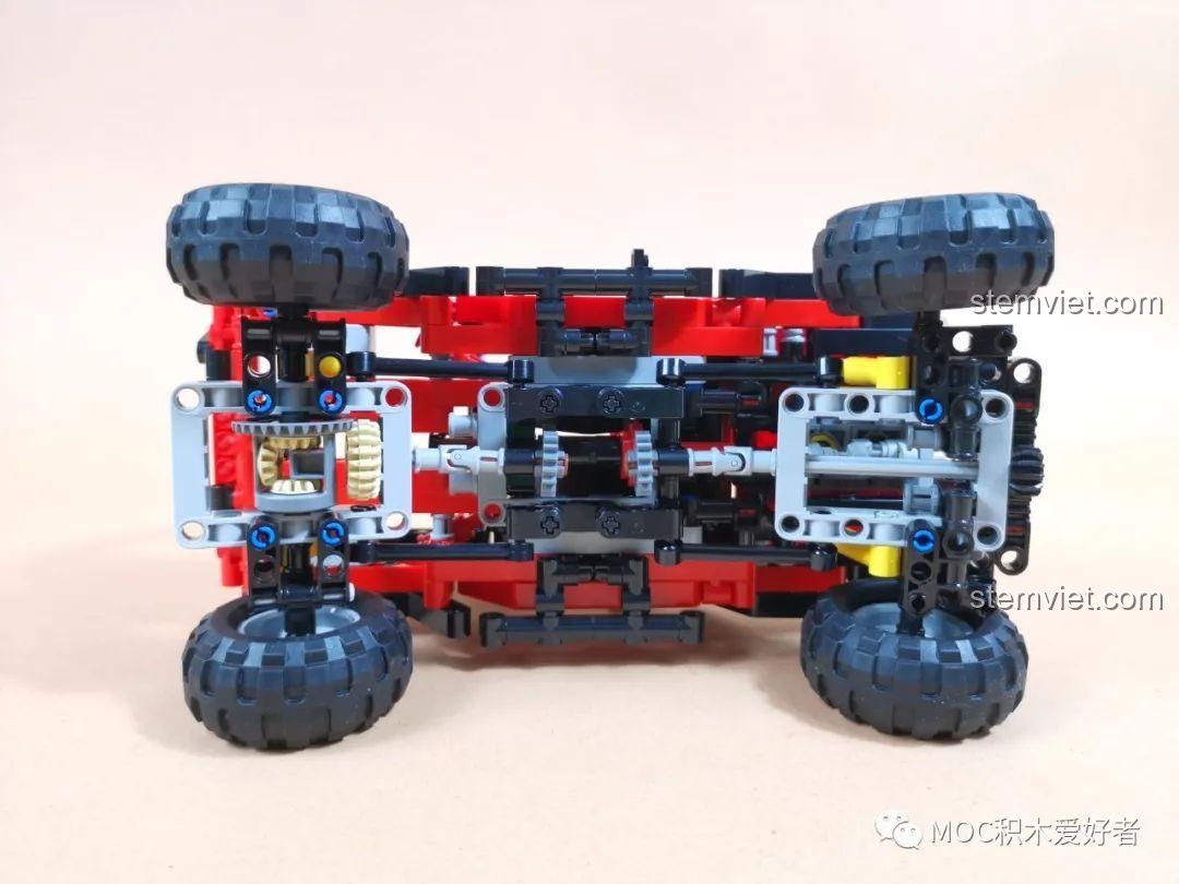 Review COGO 15800B Xe Jeep Địa Hình Bạo Lực Tổng Giám Đốc: Khung gầm xe đỏ với hệ thống truyền động và giảm xóc chi tiết.