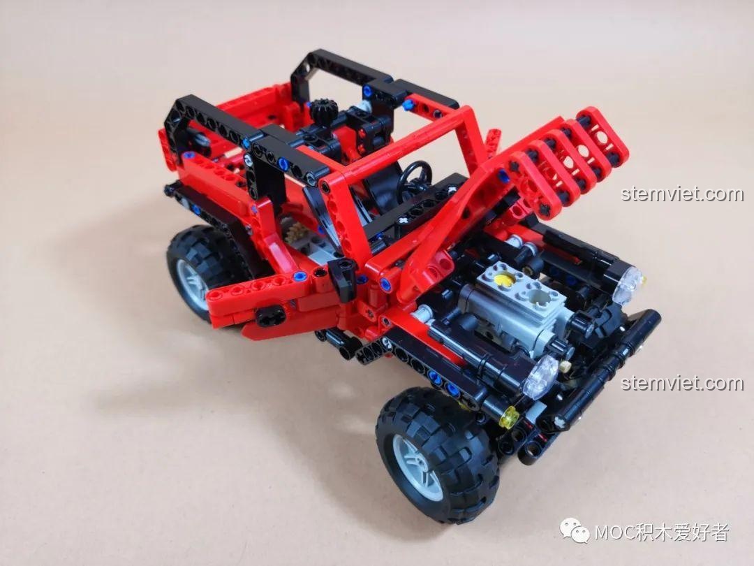 Review COGO 15800B Xe Jeep Địa Hình Bạo Lực Tổng Giám Đốc: Xe địa hình đỏ với nắp capo mở, lộ động cơ 2 xi-lanh liên động.