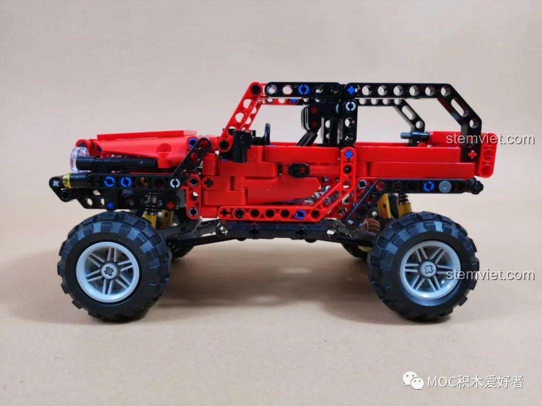 Review COGO 15800B Xe Jeep Địa Hình Bạo Lực Tổng Giám Đốc: Mô hình xe địa hình đỏ hoàn chỉnh, góc nhìn bên hông xe.