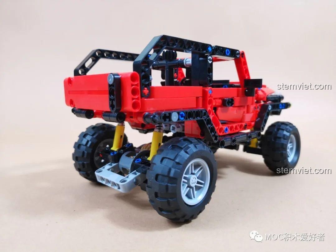 Review COGO 15800B Xe Jeep Địa Hình Bạo Lực Tổng Giám Đốc: Mô hình xe địa hình đỏ hoàn chỉnh, góc nhìn 3/4 từ phía sau.