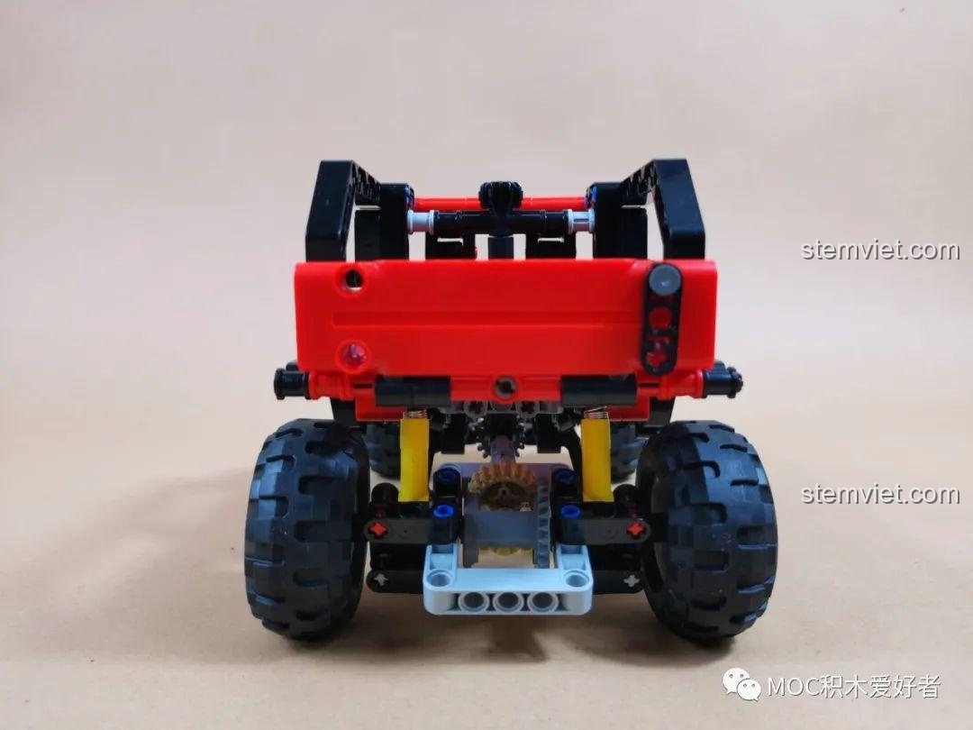 Review COGO 15800B Xe Jeep Địa Hình Bạo Lực Tổng Giám Đốc: Mô hình xe địa hình đỏ hoàn chỉnh, góc nhìn phía sau xe.