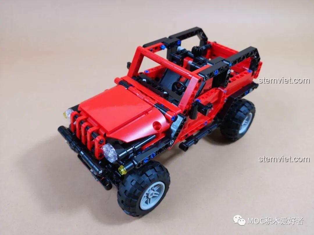 Review COGO 15800B Xe Jeep Địa Hình Bạo Lực Tổng Giám Đốc: Mô hình xe địa hình đỏ hoàn chỉnh, góc nhìn từ trên xuống phía trước.