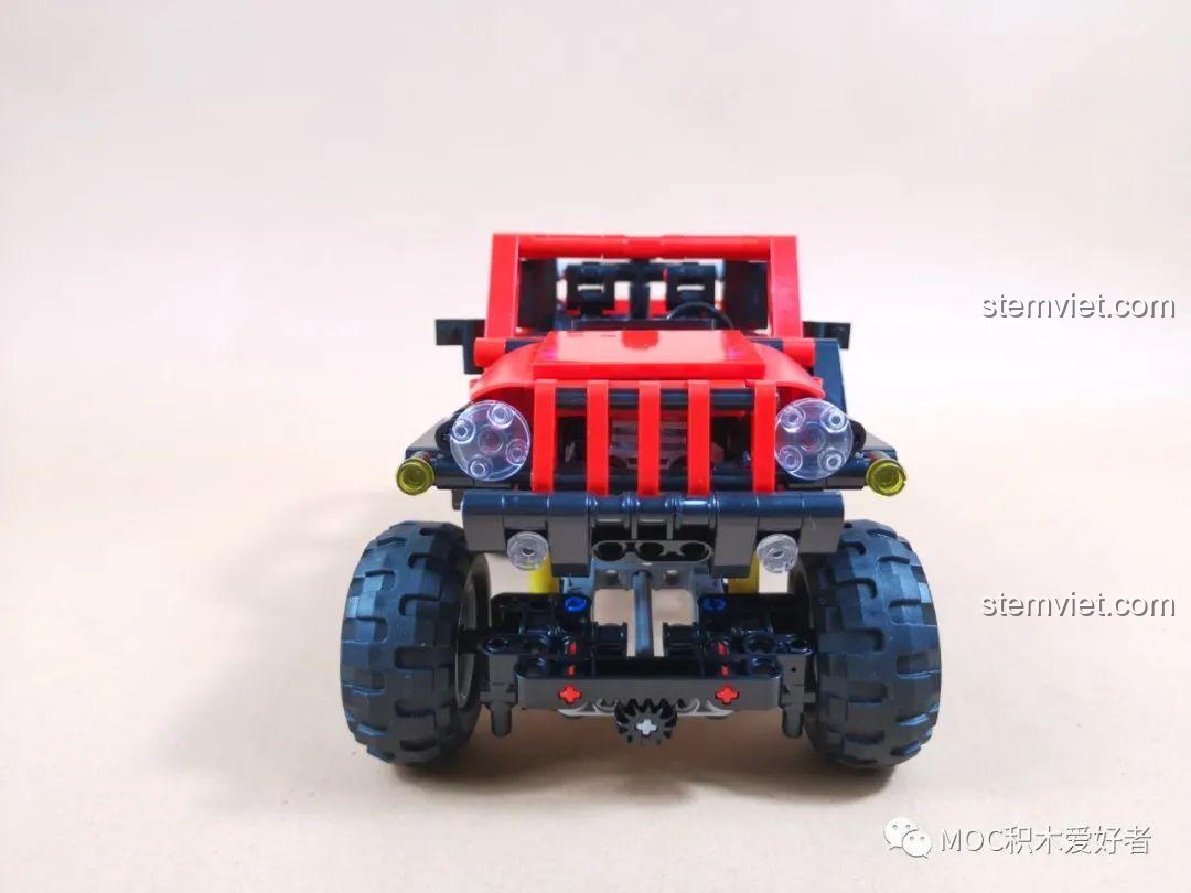 Review COGO 15800B Xe Jeep Địa Hình Bạo Lực Tổng Giám Đốc: Mô hình xe địa hình đỏ hoàn chỉnh, góc nhìn trực diện phía trước.