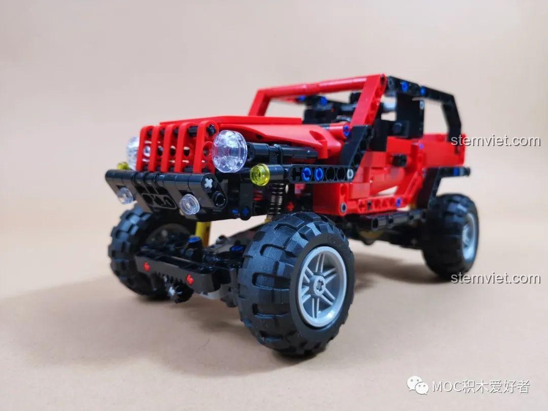 Review COGO 15800B Xe Jeep Địa Hình Bạo Lực Tổng Giám Đốc: Mô hình xe địa hình đỏ hoàn chỉnh, góc nhìn phía trước mạnh mẽ.