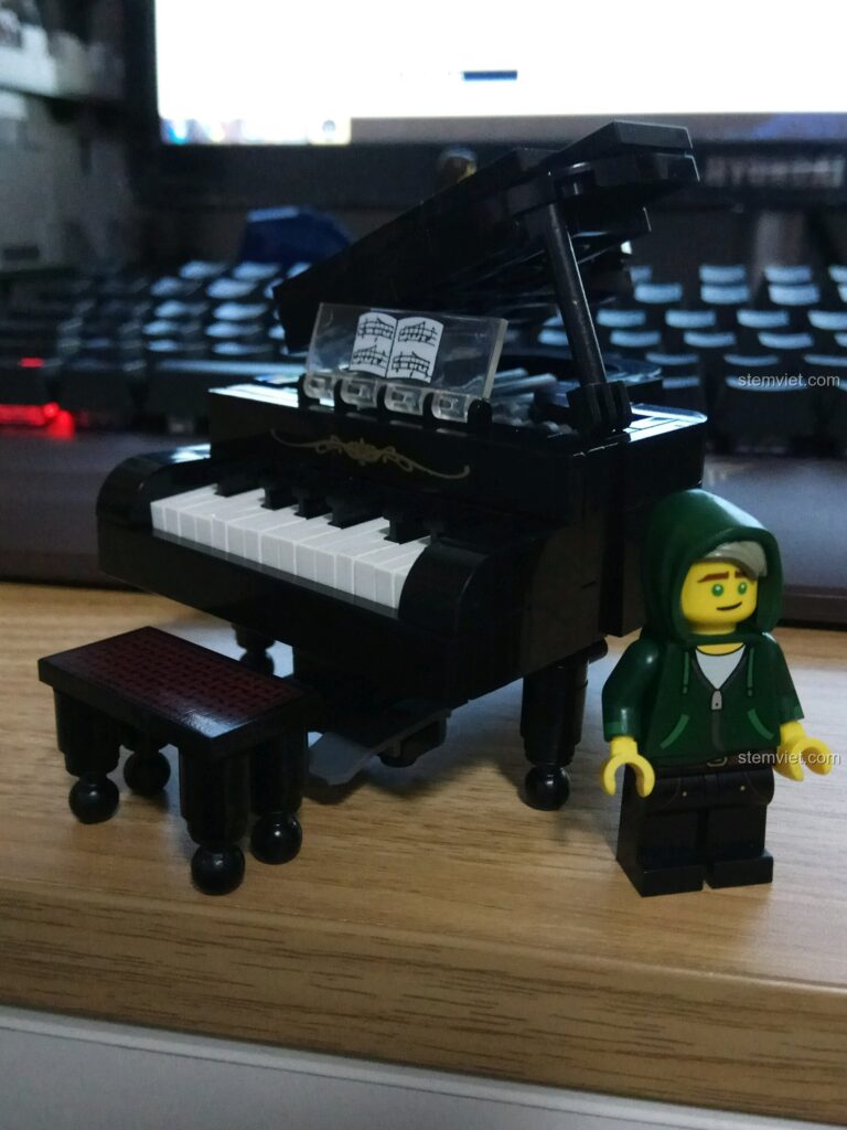 Mô hình Đàn Dương Cầm Cổ Điển QMAN 411 hoàn chỉnh với người chơi, thể hiện sự tinh xảo và chi tiết của bộ lắp ghép.