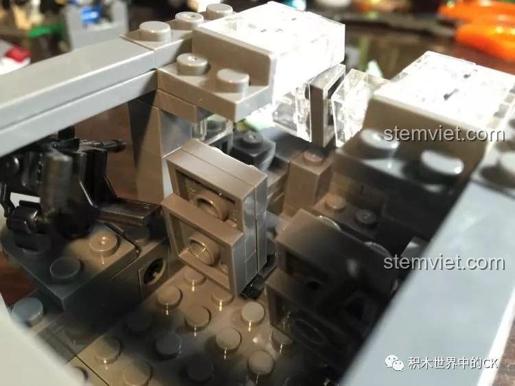 Chi tiết buồng lái của mô hình Trực thăng UH-60 Black Hawk Decool 2114, thể hiện sự đơn giản và thiếu chi tiết.