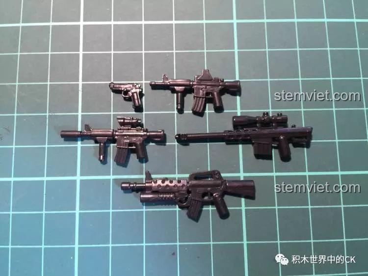 Bộ sưu tập các loại súng và vũ khí đi kèm với bộ lắp ráp Decool 2114 Trực thăng UH-60 Black Hawk, đa dạng về kiểu dáng.