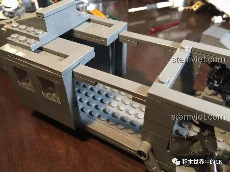 Cấu trúc bên trong của mô hình Trực thăng UH-60 Black Hawk Decool 2114, cho thấy các điểm nối và sự thiếu chắc chắn.