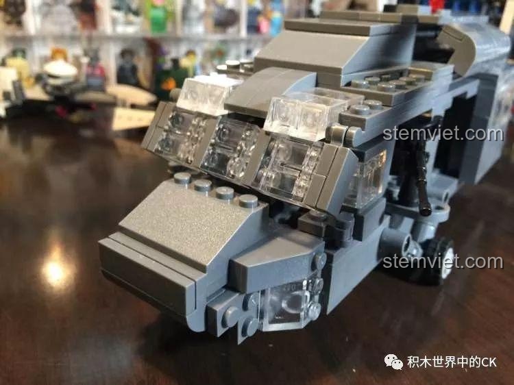 Phần đầu của mô hình Trực thăng UH-60 Black Hawk Decool 2114 đã lắp ráp, cho thấy thiết kế kính chắn gió và súng máy.