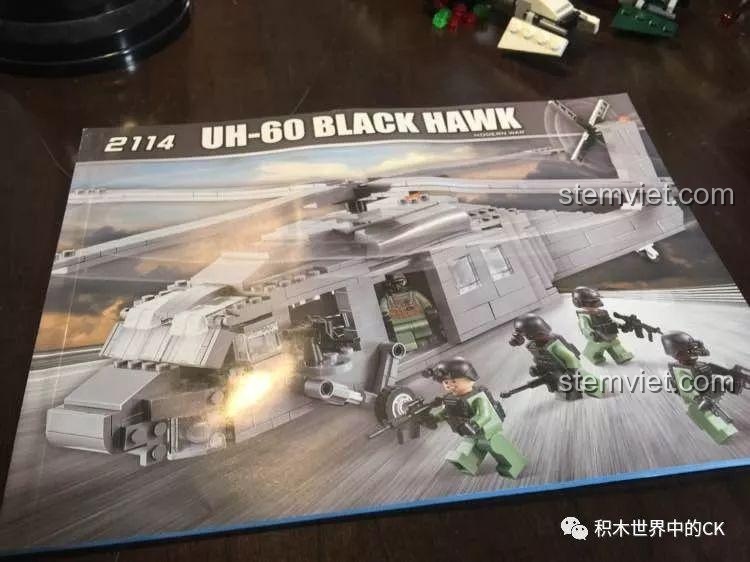 Hộp bộ lắp ráp Decool 2114 Trực thăng UH-60 Black Hawk với hình ảnh trực thăng và lính đặc nhiệm Mỹ, gợi mở trải nghiệm lắp ráp.