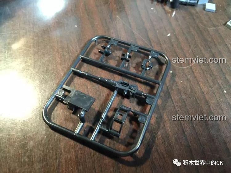 Khung chứa các chi tiết súng máy và phụ kiện vũ khí cho bộ Decool 2114 Trực thăng UH-60 Black Hawk, sẵn sàng để lắp ráp.