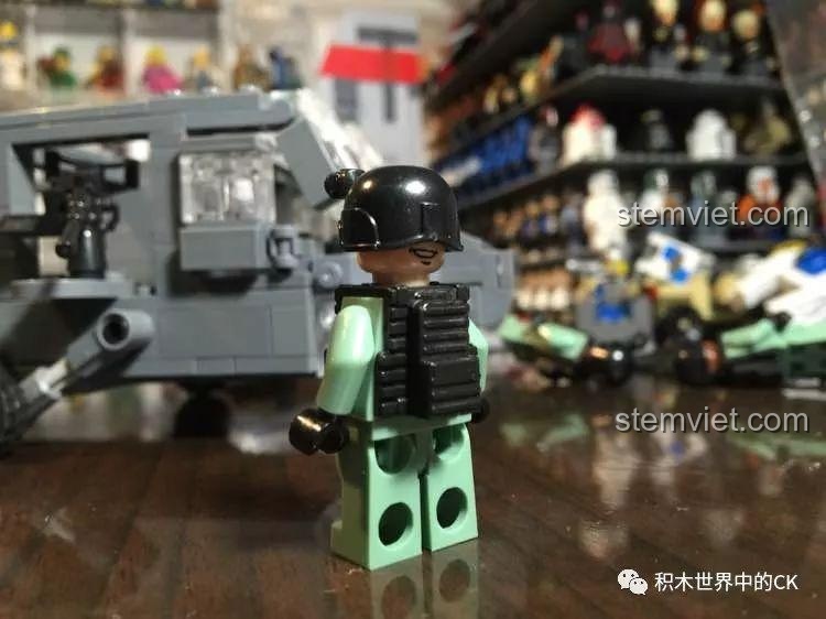 Cận cảnh một minifigure lính đặc nhiệm từ bộ Decool 2114 Trực thăng UH-60 Black Hawk, thể hiện chi tiết trang phục và phụ kiện.