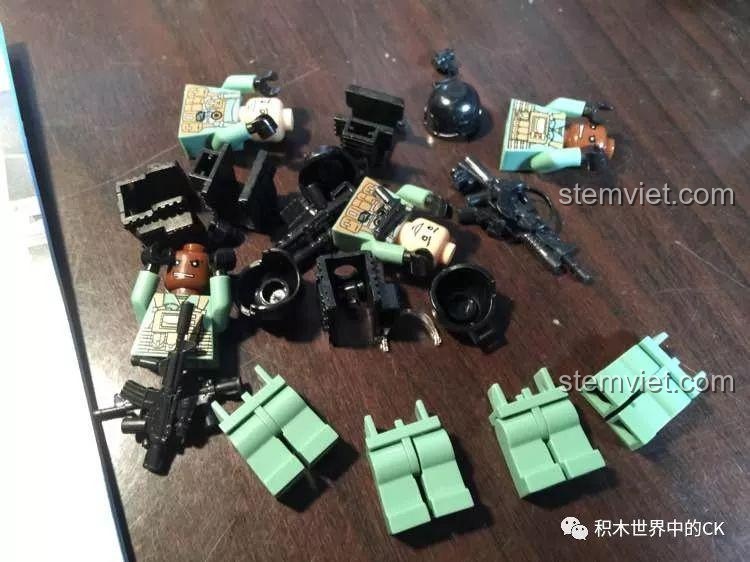 Các chi tiết minifigure lính đặc nhiệm Mỹ của bộ Decool 2114 Trực thăng Black Hawk nằm rải rác, chờ được lắp ráp hoàn chỉnh.