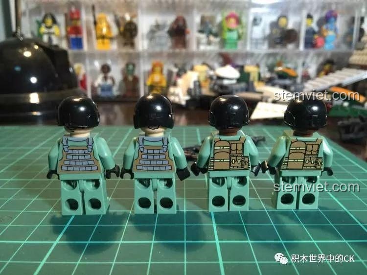 Mặt sau của các minifigure lính đặc nhiệm Decool 2114 Trực thăng Black Hawk, cho thấy chi tiết in ấn và vấn đề về mũ bảo hiểm.