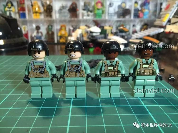 Bốn minifigure lính đặc nhiệm Mỹ đã lắp ráp hoàn chỉnh từ bộ Decool 2114 Trực thăng UH-60 Black Hawk, với trang phục và vũ khí.