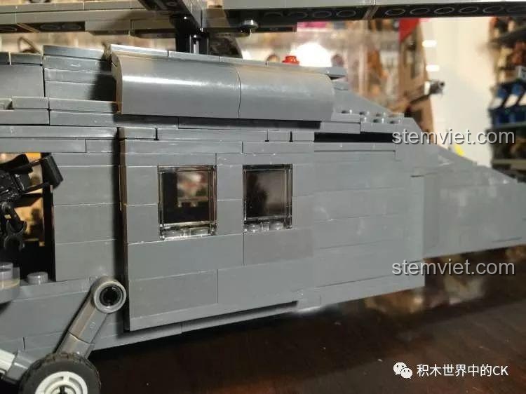 Thân trực thăng UH-60 Black Hawk Decool 2114 với cửa đóng, thể hiện sự liền mạch của thiết kế bên ngoài.