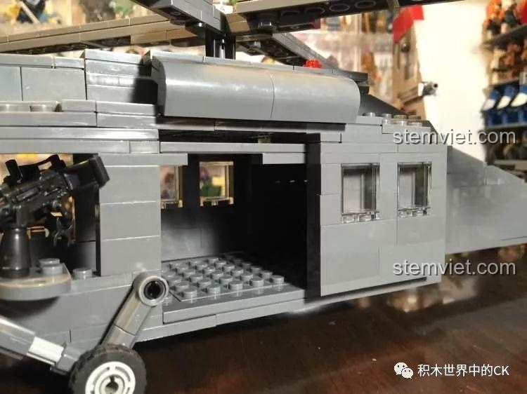 Thân trực thăng UH-60 Black Hawk Decool 2114 với cửa mở, lộ ra không gian bên trong và chi tiết sàn.