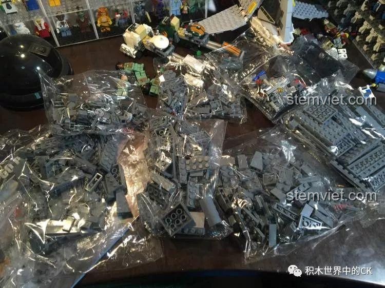 Các túi chứa chi tiết lắp ráp màu xám của bộ Decool 2114 Trực thăng UH-60 Black Hawk, cho thấy số lượng và màu sắc chủ đạo.