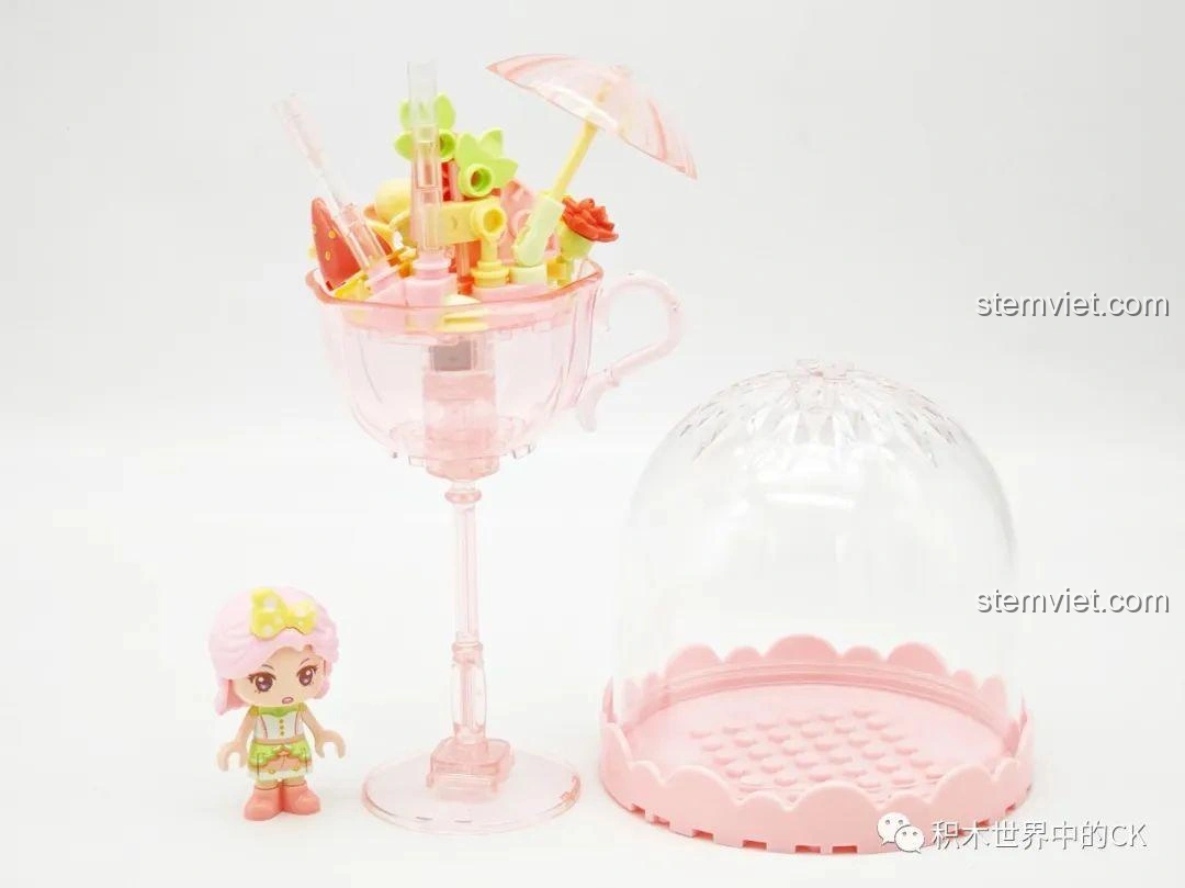 Mô hình Đèn Bánh Pudding Lấp Lánh SEMBO mẫu Dâu Tây Hồng đã hoàn thành, kèm búp bê mini và chi tiết trang trí.