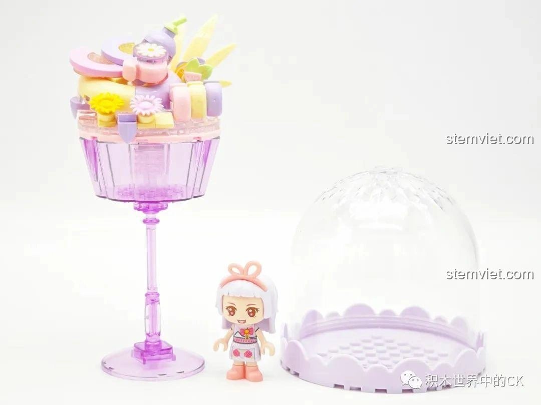 Mô hình Đèn Bánh Pudding Lấp Lánh SEMBO mẫu Tím Mộng Mơ đã lắp ráp xong, với búp bê mini và phụ kiện tím.