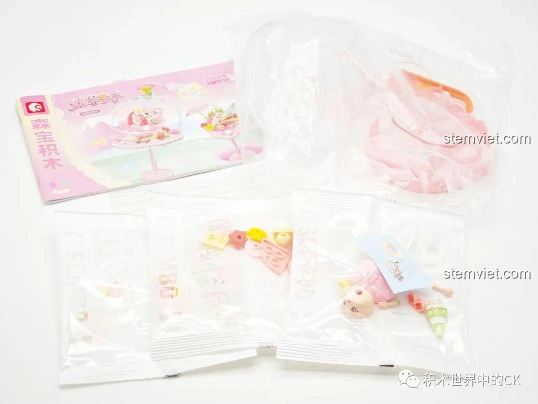 Quá trình unboxing bộ lắp ghép Đèn Bánh Pudding Lấp Lánh SEMBO mẫu Dâu Tây Hồng, các mảnh ghép được đóng gói riêng biệt.