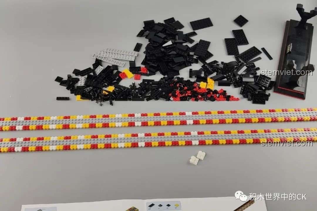 Bắt đầu quá trình lắp ráp phần lưỡi kiếm của bộ đồ chơi xếp hình DK 1501 Thanh kiếm Thiên Tỏa Trảm Nguyệt.