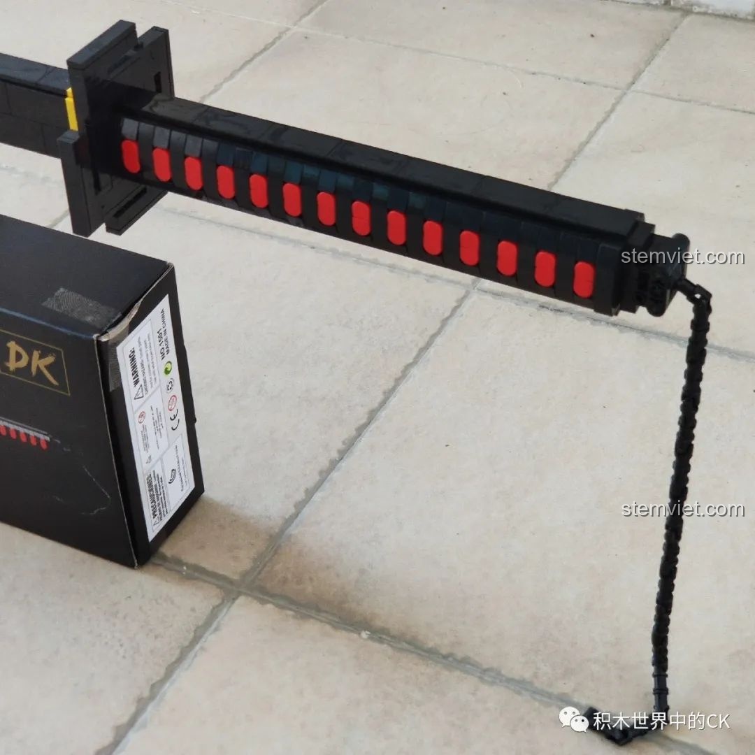 Mô hình Thanh kiếm Thiên Tỏa Trảm Nguyệt DK 1501 tỉ lệ 1:1 được cầm trên tay, thể hiện kích thước thực tế.