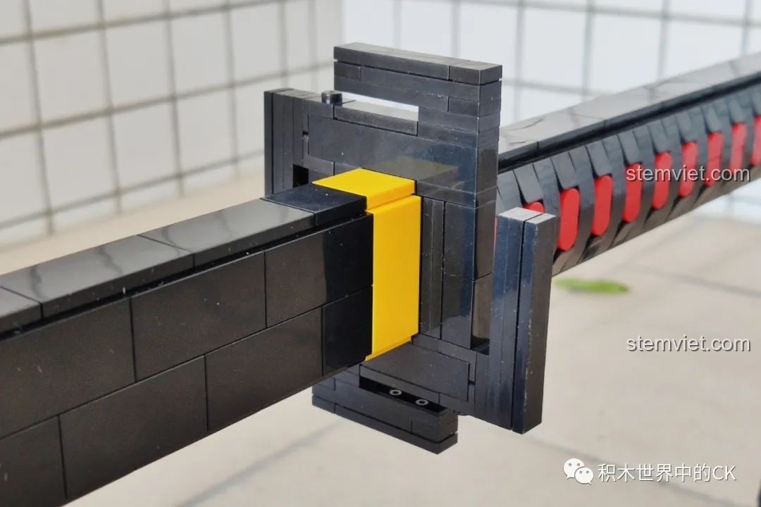 Cận cảnh phần chắn kiếm và chuôi kiếm của mô hình Thanh kiếm Thiên Tỏa Trảm Nguyệt DK 1501.