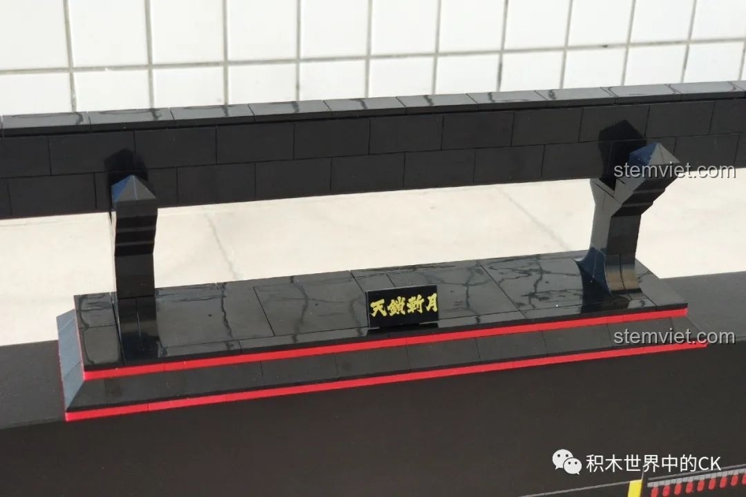 Cận cảnh giá đỡ và phần gốc lưỡi kiếm của mô hình Thanh kiếm Thiên Tỏa Trảm Nguyệt DK 1501.