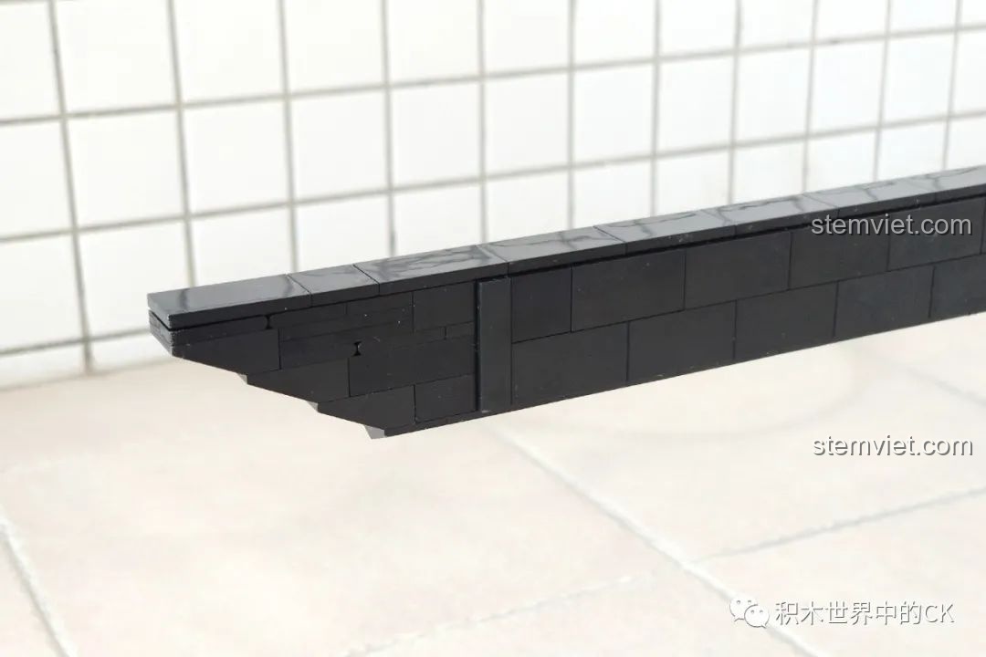 Cận cảnh mũi kiếm của mô hình Thanh kiếm Thiên Tỏa Trảm Nguyệt DK 1501, chi tiết và sắc nét.