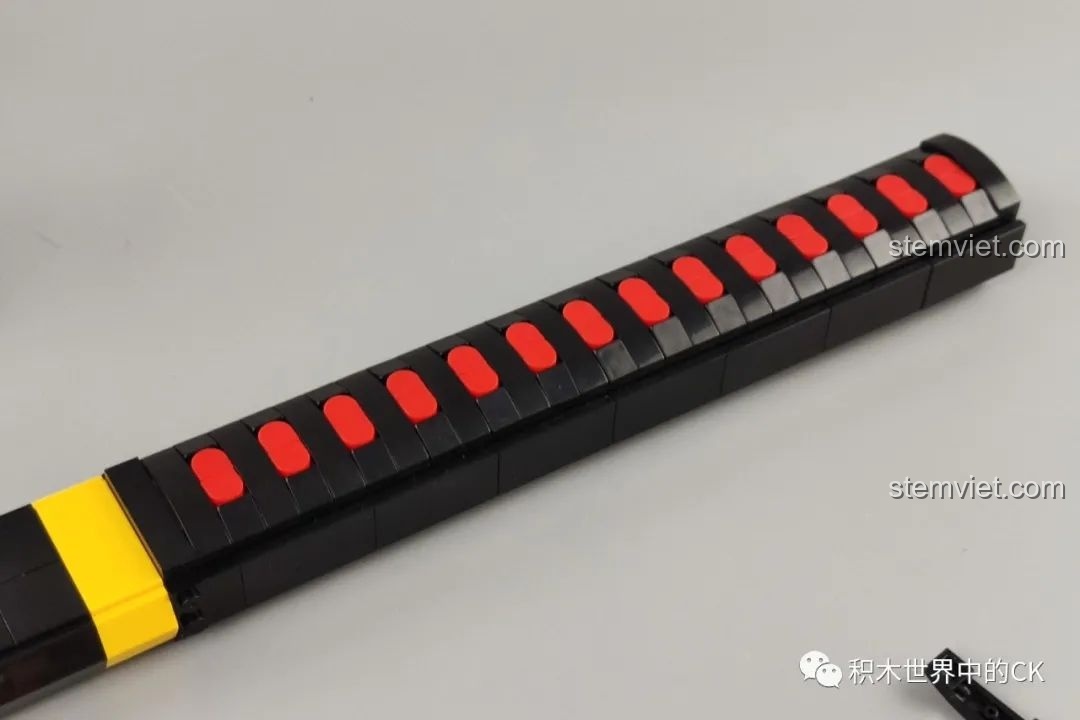 Chi tiết phần cán tay cầm của Thanh kiếm Thiên Tỏa Trảm Nguyệt DK 1501 với các điểm nhấn màu đỏ.