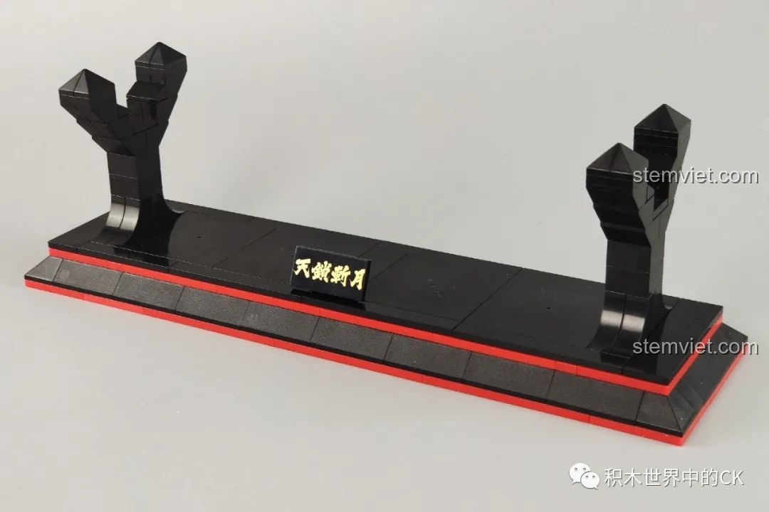Giá đỡ kiếm đã lắp ráp hoàn chỉnh, màu đen và đỏ, sẵn sàng trưng bày mô hình Thanh kiếm Thiên Tỏa Trảm Nguyệt DK 1501.