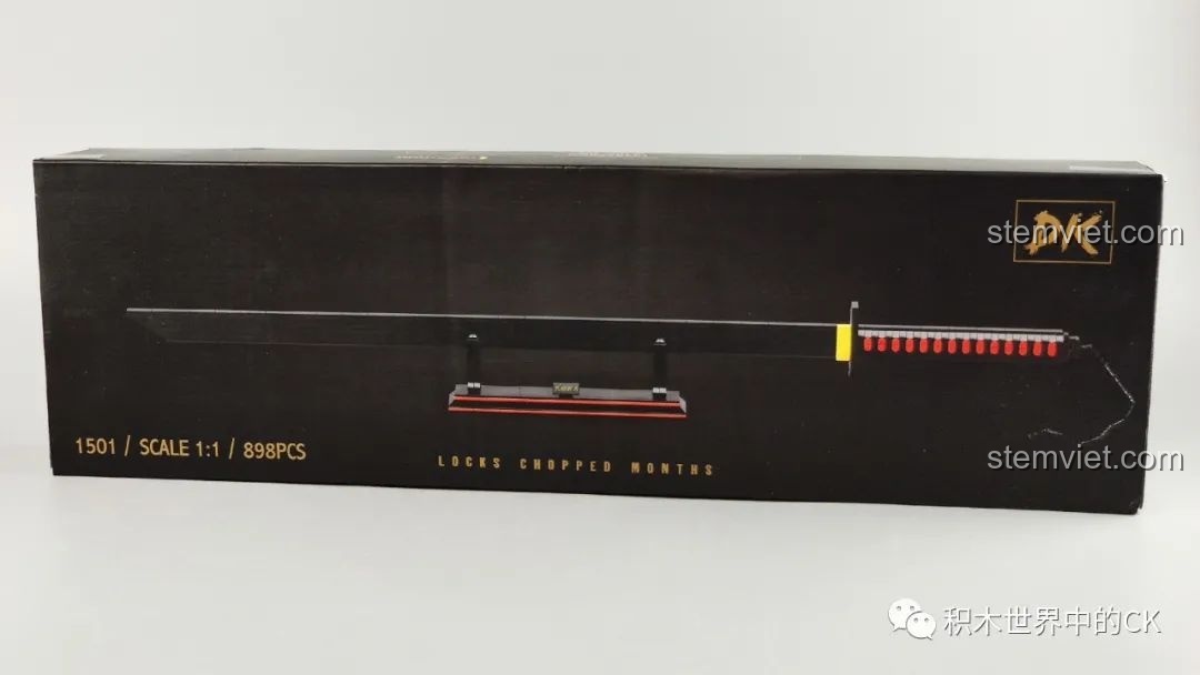 Hộp sản phẩm bộ lắp ráp DK 1501 Thanh kiếm Thiên Tỏa Trảm Nguyệt Bankai tỉ lệ 1:1, thiết kế đen sang trọng, hình ảnh kiếm rõ nét.