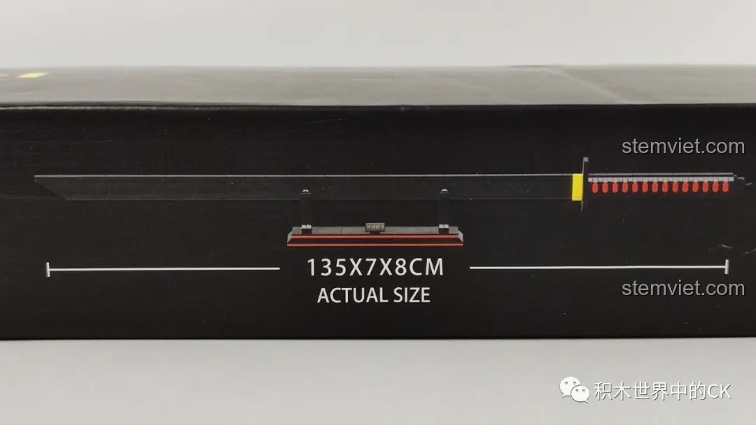 Chi tiết kích thước thực tế 135x7x8cm của mô hình Thanh kiếm Thiên Tỏa Trảm Nguyệt DK 1501 được in trên hộp.