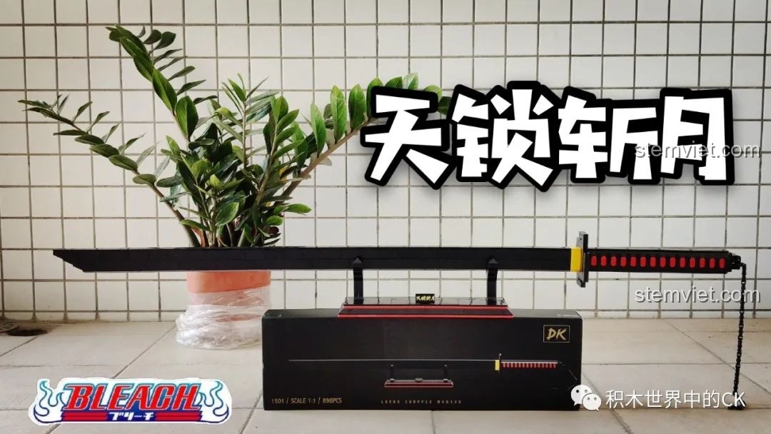 Mô hình Thanh kiếm Thiên Tỏa Trảm Nguyệt DK 1501 tỉ lệ 1:1 đã hoàn thành, đặt trên giá đỡ, với logo Bleach.
