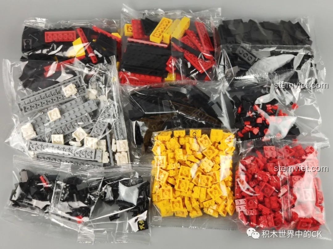 Các túi mảnh ghép được phân loại theo màu sắc và loại chi tiết của bộ lắp ráp DK 1501 Thanh kiếm Thiên Tỏa Trảm Nguyệt.