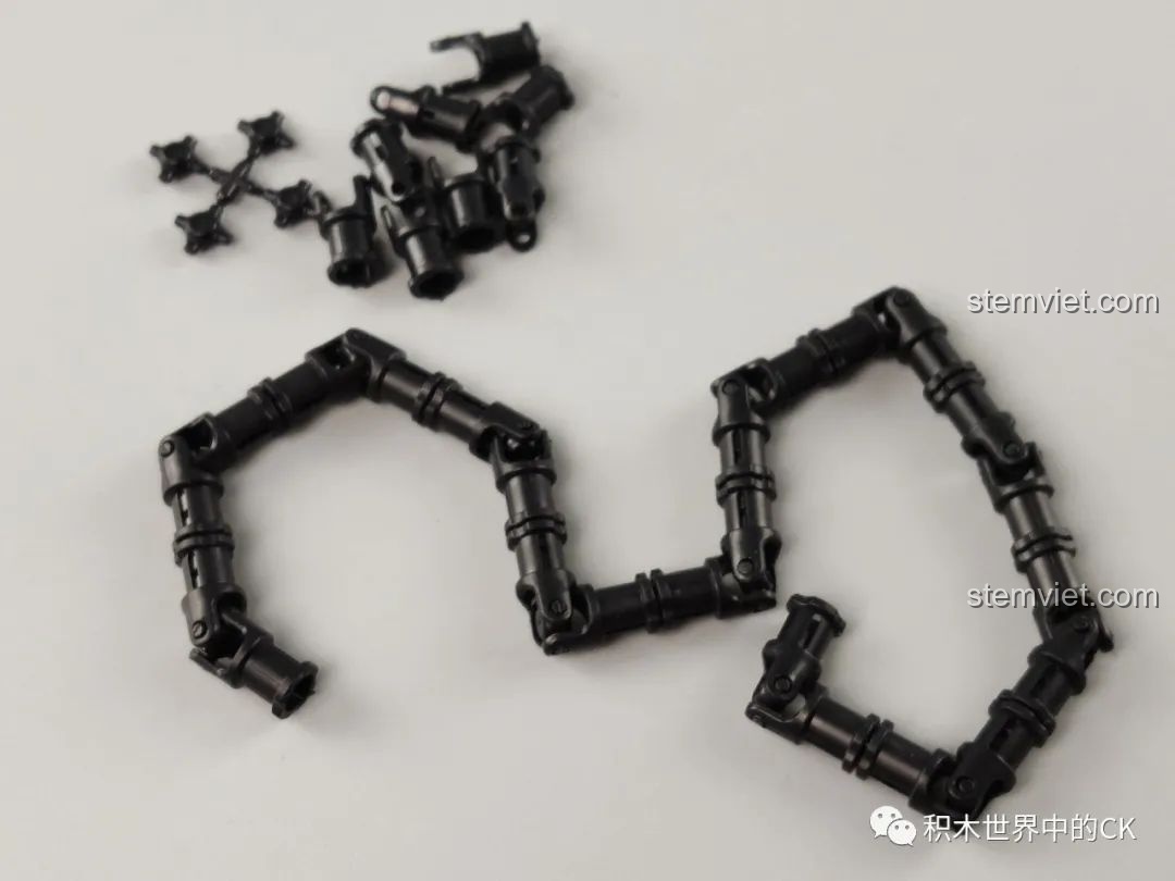 Sợi xích đã được lắp ráp hoàn chỉnh, sẵn sàng gắn vào chuôi Thanh kiếm Thiên Tỏa Trảm Nguyệt DK 1501.