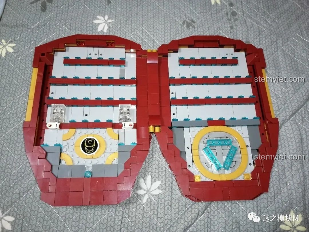 Bìa sách Iron Book DLP8801 được đặt lên trên mặt nạ Iron Man khác, tạo hiệu ứng thị giác độc đáo.