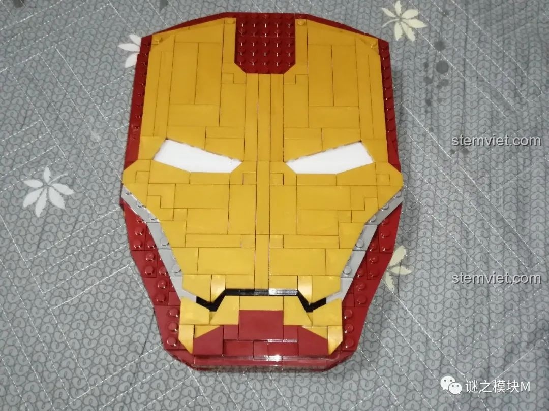 Bìa sách Iron Book DLP8801 đã hoàn thành và phát sáng, tạo hiệu ứng ấn tượng cho mô hình.