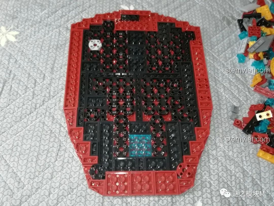 Cấu trúc bên trong của bìa sách Iron Book DLP8801 trong quá trình lắp ráp, với các chi tiết nhỏ.