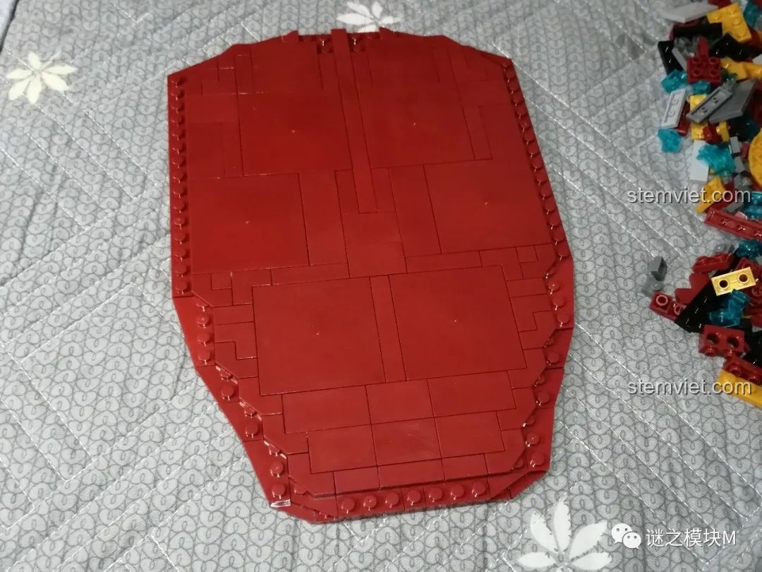 Mặt sau của bìa sách Iron Book DLP8801 đã lắp xong, hiển thị cấu trúc mảnh ghép.