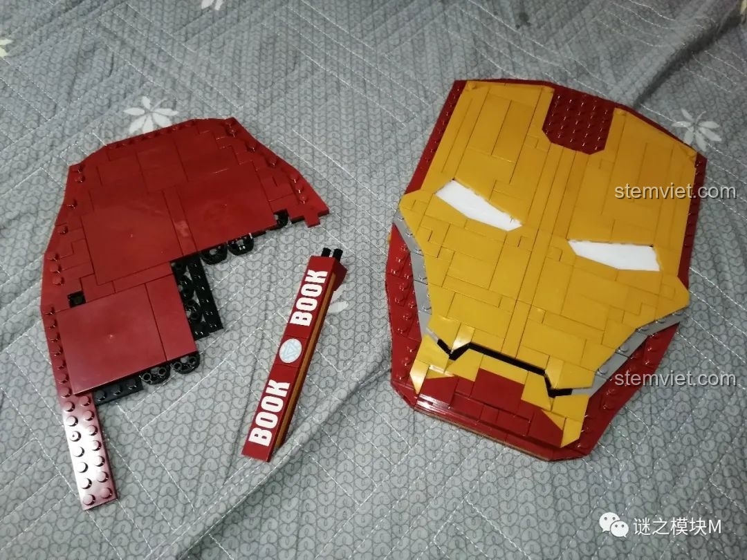 Các phần của bìa sách và gáy sách Iron Book DLP8801 đã lắp xong, sẵn sàng ghép nối.