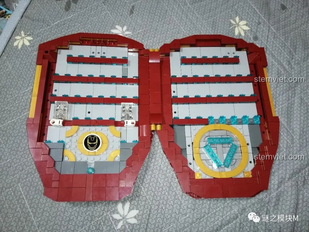 Gáy sách của mô hình Iron Book DLP8801 với dòng chữ 'BOOK BOOK' được in rõ ràng.