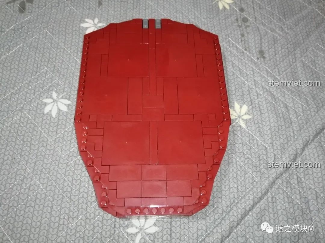 Chi tiết gáy sách của mô hình Iron Book DLP8801, cho thấy chất lượng in ấn và độ hoàn thiện.