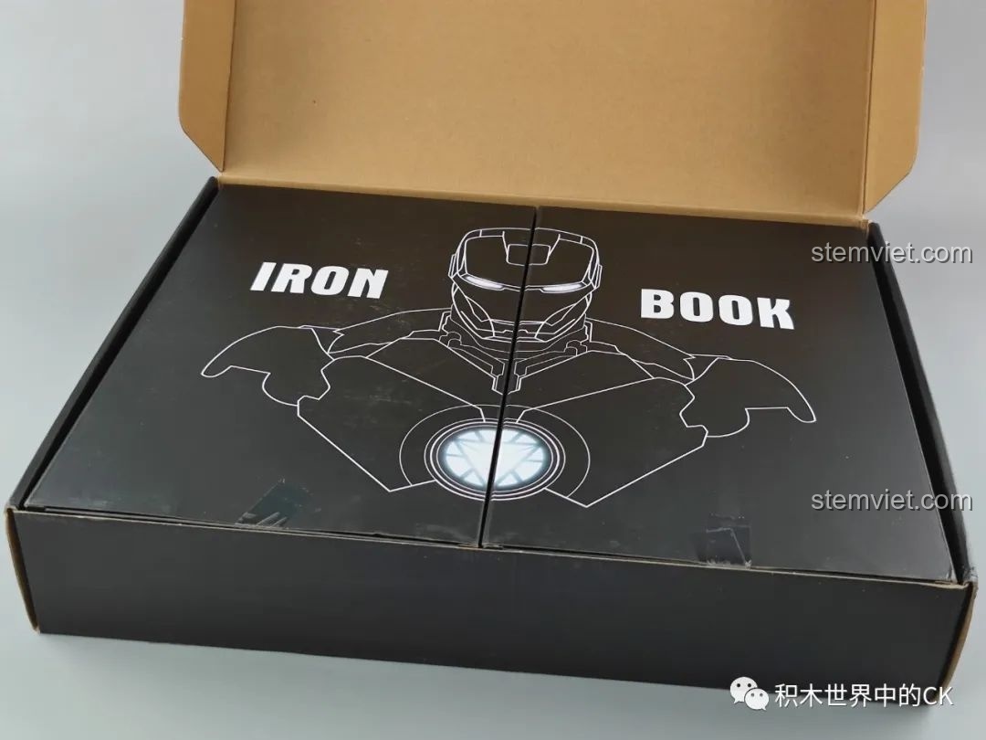 Hộp đen bên trong của bộ đồ chơi lắp ráp Sách Minifigure Người Sắt Iron Book DLP8801 với hình ảnh Iron Man.