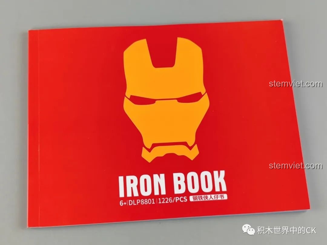 Sách hướng dẫn lắp ráp của bộ Sách Minifigure Người Sắt Iron Book DLP8801 với hình ảnh mặt nạ Iron Man.